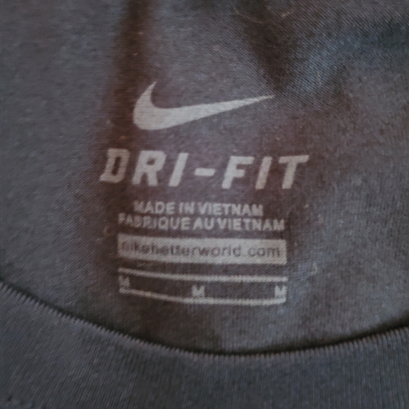 Pre-loved mens dri-fit shirt - Picture 3 of 3